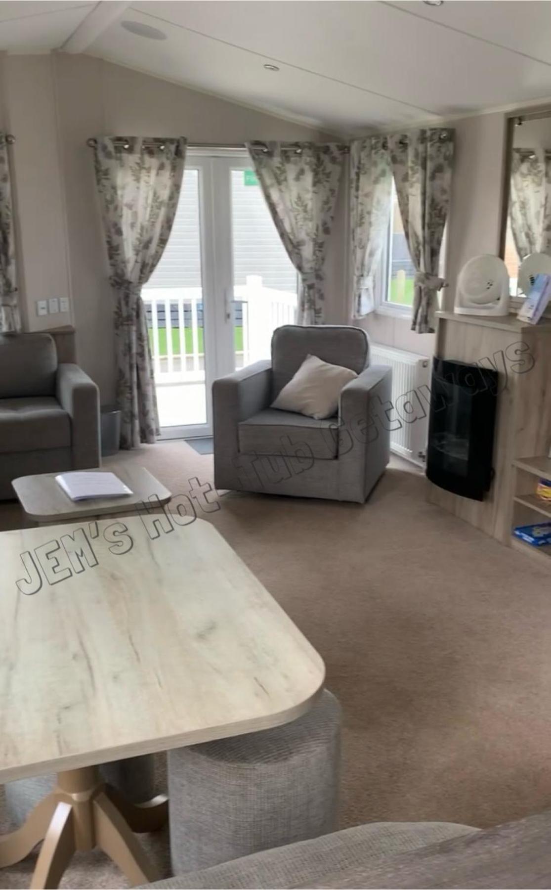 Jems Hot-tub Getaways 6 Berth At Lakes Tattershall