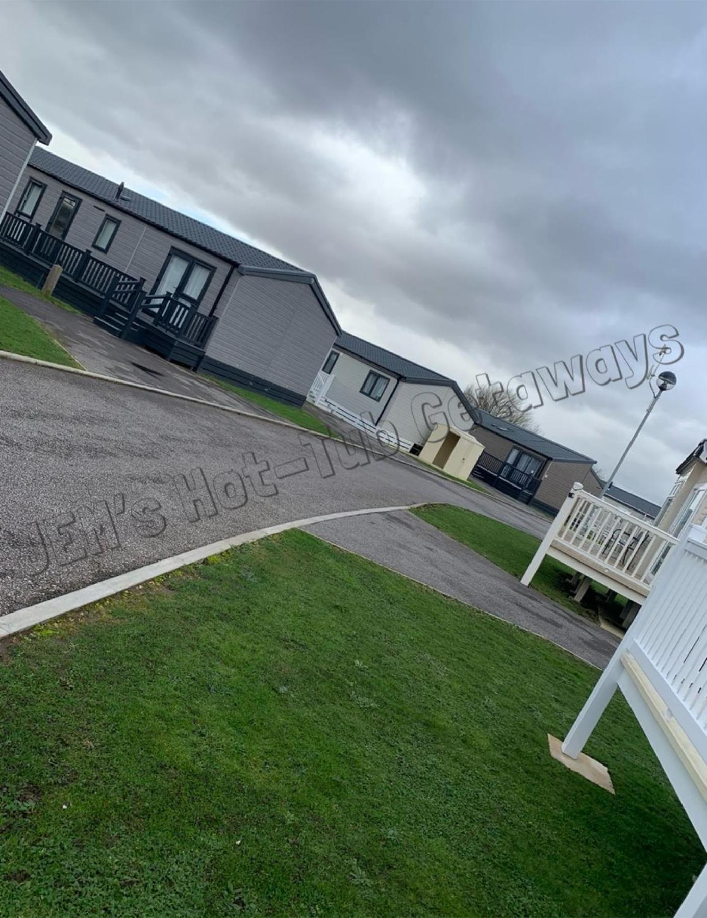 Jems Hot-tub Getaways 6 Berth At Lakes Tattershall